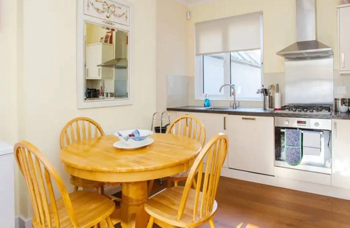 Parsons Green and Walham Apartment | Peaceful 2 Bedroom Apartment in Affluent Fulham