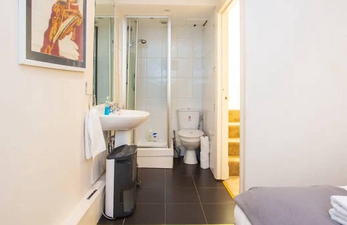 Parsons Green and Walham Apartment | Peaceful 2 Bedroom Apartment in Affluent Fulham