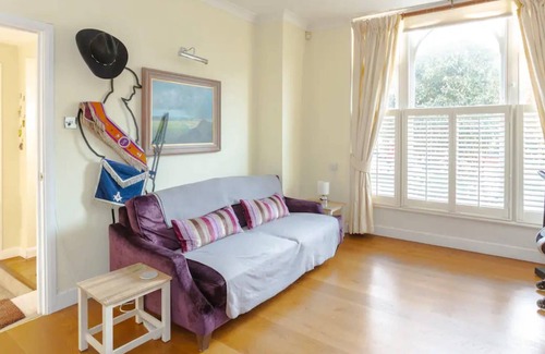 Parsons Green and Walham Apartment | Peaceful 2 Bedroom Apartment in Affluent Fulham