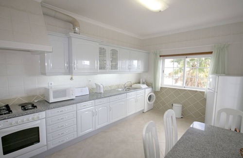 Telheiro Apartment | Peaceful 2 Bedroom apartment w/Amazing Sea Views + Infinity pool + Tennis court