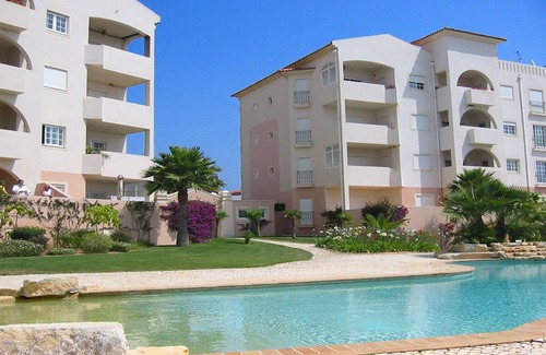 Telheiro Apartment | Peaceful 2 Bedroom apartment w/Amazing Sea Views + Infinity pool + Tennis court