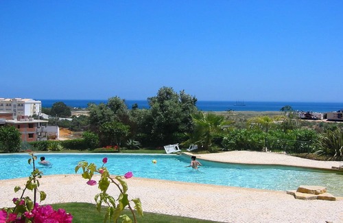 Telheiro Apartment | Peaceful 2 Bedroom apartment w/Amazing Sea Views + Infinity pool + Tennis court