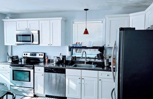 Metropolitan Hill - Beech Street Condo | Peaceful 2-bedroom condo with AC in charming Roslindale