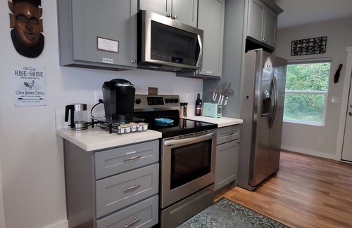 Shelton House | Peaceful 2+ Bedroom House, Salt Water Peekaboo Views, WiFi, A/C & near the Park.