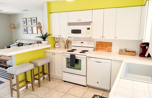 Ilexhurst Villa | Peaceful 2 bedroom unit w/private outdoor area just 3 short blocks to the beach!