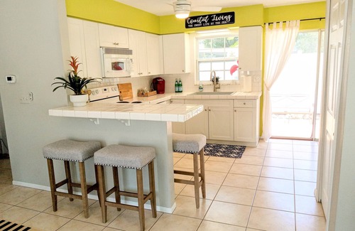 Ilexhurst Villa | Peaceful 2 bedroom unit w/private outdoor area just 3 short blocks to the beach!