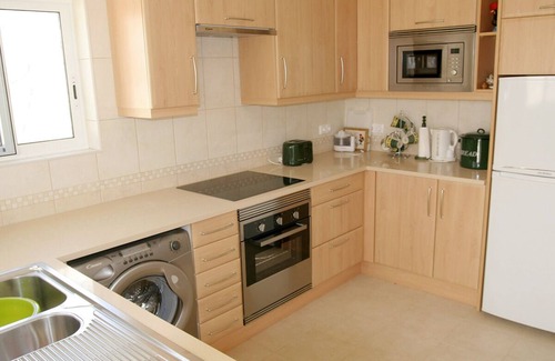 Funchal House | Peaceful 2 Bedroom w/Private Pool + A/C + located near Cafe & Restaurants, WiFi