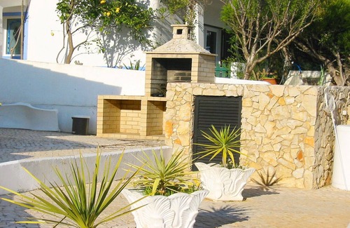 Funchal House | Peaceful 2 Bedroom w/Private Pool + A/C + located near Cafe & Restaurants, WiFi