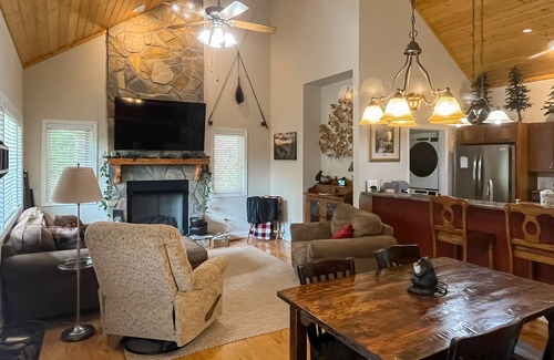 Bryson City House | Peaceful 2BR Cabin with Full Kitchen, Wifi, Gas Grill, and Hot Tub