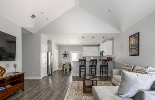 Dallas House | Peaceful 3 BD/2 Bath Family Perfect Getaway Home