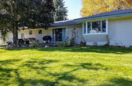 Hayden House | Peaceful 3 Bedroom very close to Silverwood and near Skiing