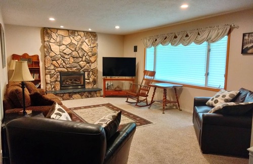Hayden House | Peaceful 3 Bedroom very close to Silverwood and near Skiing