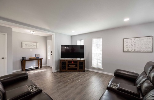 Bedford House | Peaceful 3BR Home Cowboy Stdm, Globe Life, Airport