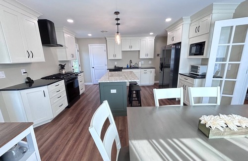 Schenectady House | Peaceful 3BR One Story Near Everything, Fully Stocked, Firepit, BBQ, Fireplace+