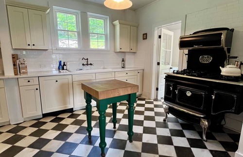 Woodbourne House | Peaceful 4-bedroom Farmhouse in Fallsburg