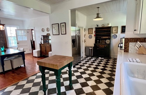 Woodbourne House | Peaceful 4-bedroom Farmhouse in Fallsburg