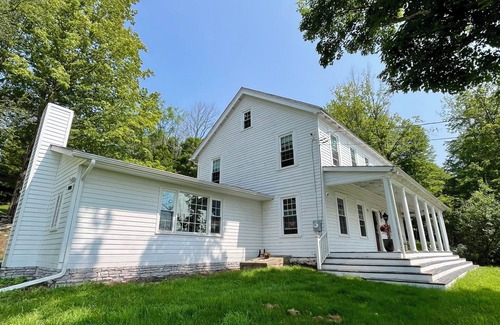Woodbourne House | Peaceful 4-bedroom Farmhouse in Fallsburg