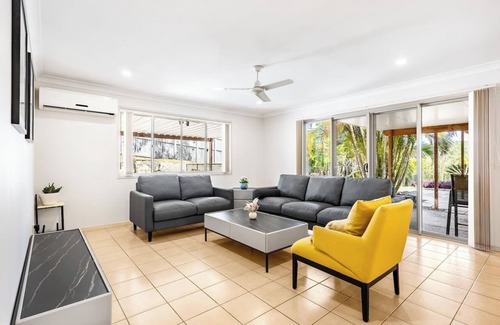 Springfield House | Peaceful 4B2B Sweet Home w/Backyard @ Springfield