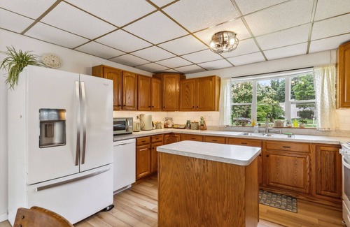 Valley View House | Peaceful 4BR Home w/Fire Pit + Projector | Pets Welcome