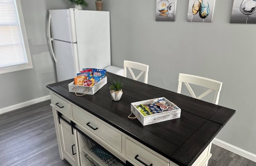 East Hazel Crest Apartment | Peaceful and comfy home away from home in the ‘burbs oasis