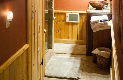 Emigrant Bed & Breakfast | Peaceful and Private 900sq/ft private suite next to the Yellowstone River