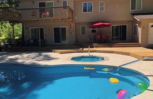 Romulus House | peaceful and private getaway on 5 acres.mnts to metro airport.