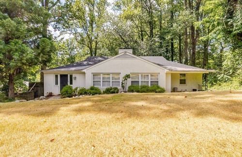Venable House | Peaceful and Spacious Woodland Haven Near UVA