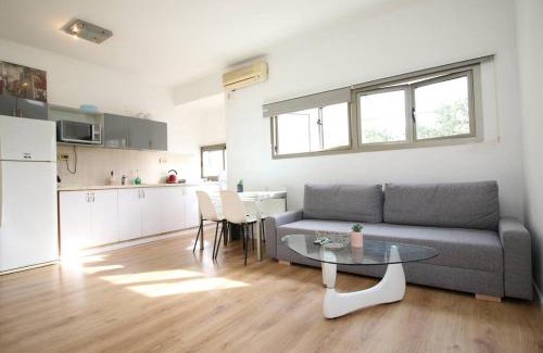Tel Aviv Apartment | Peaceful Apartment Next To Gordon Beach By Vacay
