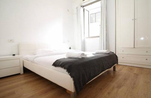Tel Aviv Apartment | Peaceful Apartment Next To Gordon Beach By Vacay