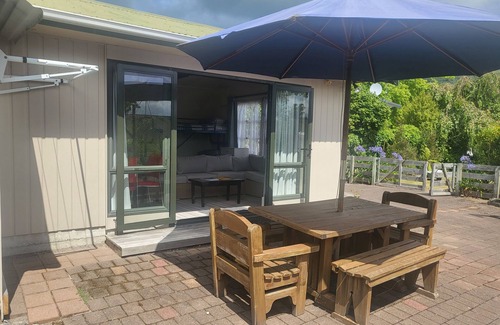 Kinloch House | Peaceful bach close to the lake, in the heart of Kinloch