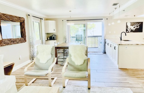 Placida Condo | PEACEFUL BAYFRONT RETREAT: 2 Min Walk to Beach: Parking Ferry & Pool incl