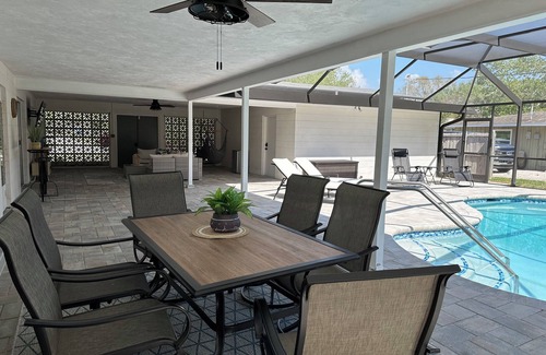 Fruitville House | Peaceful Beach House with Spacious Lanai and Pool- Siesta Key Beach close by!