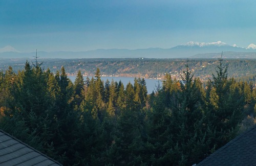 Cougar Mountain House | Peaceful Bellevue Oasis with Panoramic Lake & Mountain Views