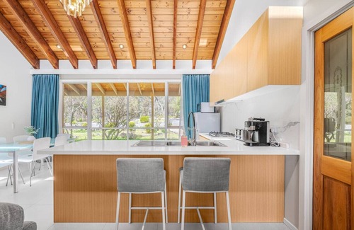 Wonga Park House | Peaceful Bushland Retreat with Treetop Hills Views