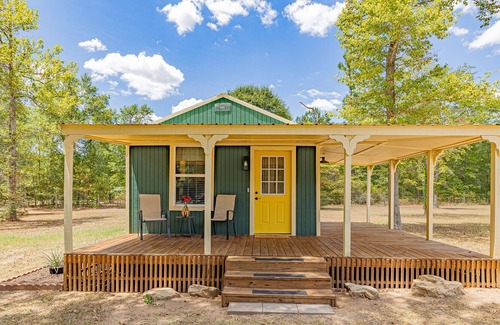 Navasota Cabin | Peaceful cabin with King bed, WiFi, kitchen, fire pit. No extra fees!
