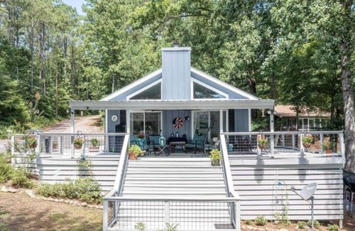 Eatonton House | Peaceful, Clean, Updated, Lakefront Sinclair Retreat!