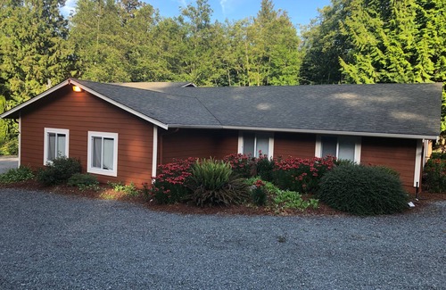 Stanwood House | Peaceful Country Living, Spacious, Walking paths, Romantic and Family friendly