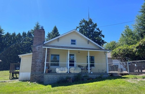 Galvin House | Peaceful Country Retreat with Valley Views – Pet Friendly!