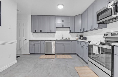 Walnut Grove House | Peaceful & Cozy 5-BR, 3BA Home, Serene Neighborhood near Shelby Farms Park.