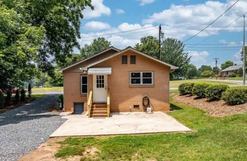 Valdese House | Peaceful, Cozy and Convenient