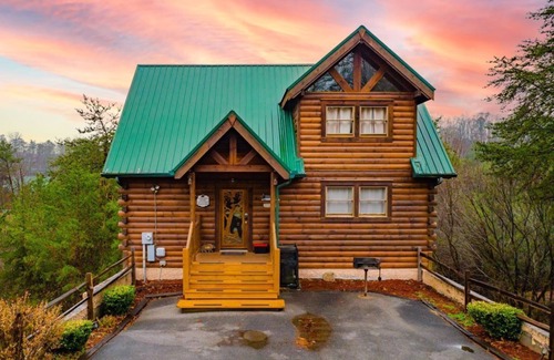 Sevierville Cabin | Peaceful&Cozy-Hot Tub-86” Smart TV-WiFi-Pool&Fishing Pond access-Dollywd 9 miles