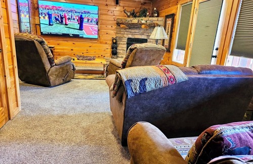 Sevierville Cabin | Peaceful&Cozy-Hot Tub-86” Smart TV-WiFi-Pool&Fishing Pond access-Dollywd 9 miles