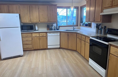 Hood River House | Peaceful dog friendly 3-bedroom house in fabulous Hood River with AC