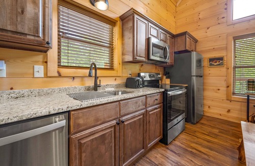 Hemlock Hills Cabin | Peaceful, Easy Access Cabin with Hot Tub, Kids' Loft and Arcades!