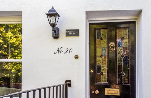 Winchester House | Peaceful elevated residential area - 10 minute walk to city centre