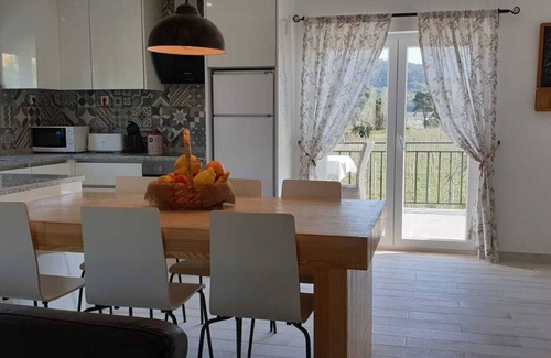Mouraria Cottage | Peaceful family retreat by the pool, only minutes away from the beach