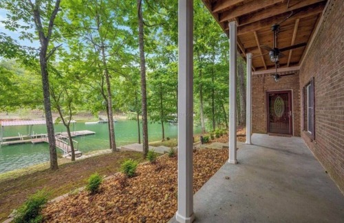 Logan House | Peaceful Family Retreat on Smith Lake