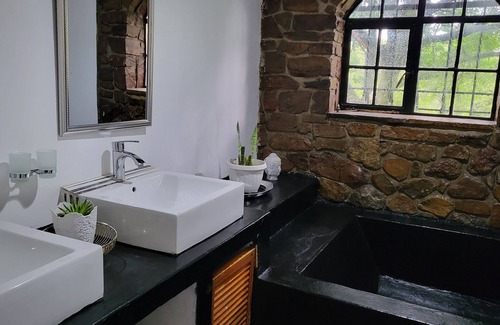 Pretoria Other | Peaceful FarmhousenHacienda courtyard, full kitchen, peaceful, nature's haven.nn