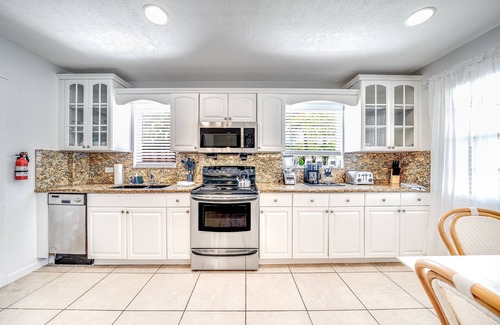 Southwest House | Peaceful Four-Bedroom - Palm Wave Stays