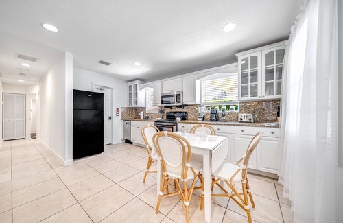 Southwest House | Peaceful Four-Bedroom - Palm Wave Stays